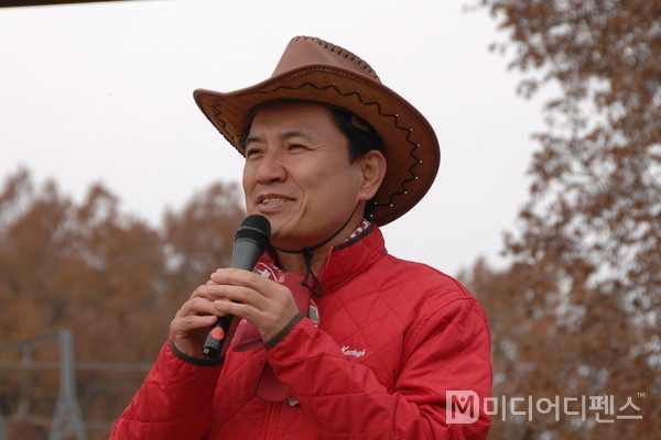 자유산악회 2차 전국산행에 축사를 하고 있는 김진태 국회의원(춘천,2선)