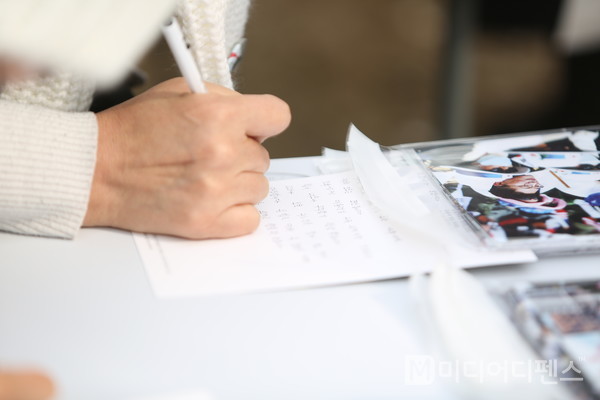 박근혜 전대통령에게 손 편지를 쓰는 여성 참가자 눈가에 눈물이 맺혔다.