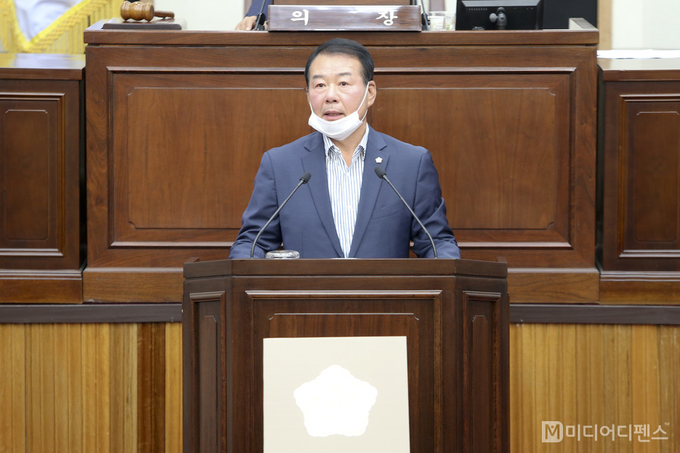 구미시의회 제8대 후반기 의장으로 선출된 김재상 의장이 당선소감을 발표하고있다.