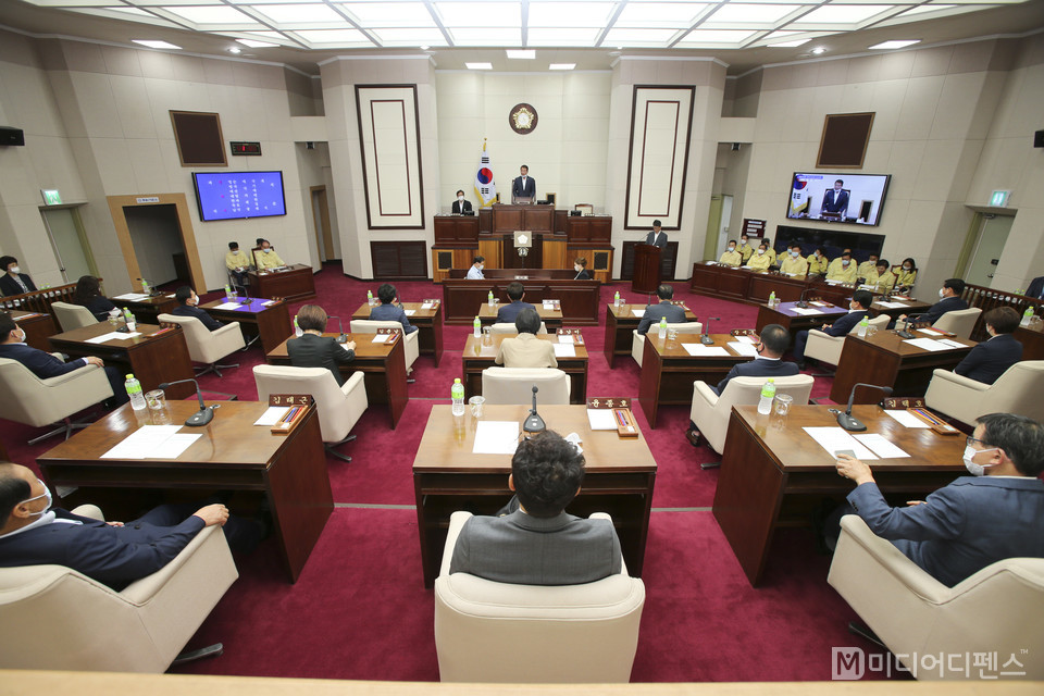 구미시의회(의장 김재상)가 제242회 임시회를 열고 부조리신고 보상금 지급 일부개정조례안 등 7건 심사에 들어갔다.