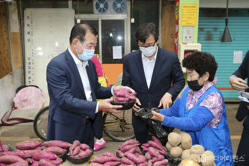 김재상 구미시의회 의장이 경기 침체로 어려워진 구미새마을 중앙시장에서 농산물을 구매하며 힘을 보태는 행사를 가졌다.