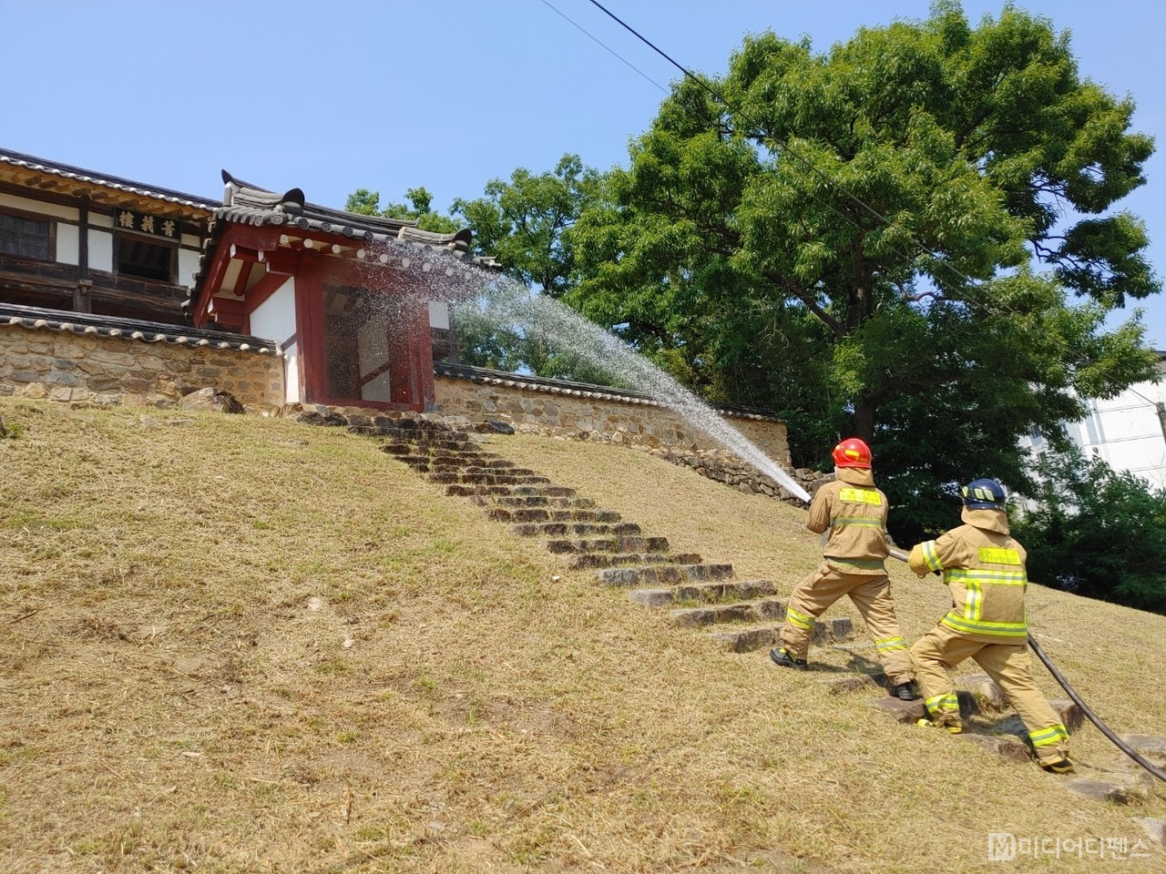 구미 소방서가 9일 선산 향교에서 목조문화재 화재를 사전에 차단하기 위해 합동소방훈련을 펼쳤다.