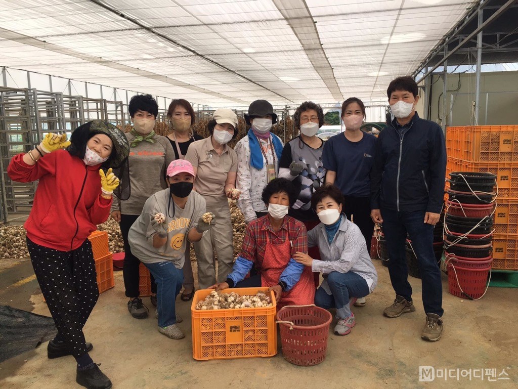 BPW한국연맹구미클럽 농촌일손돕기코로나19 예방접종센터를 반문하고  격려품을  전달 했다.