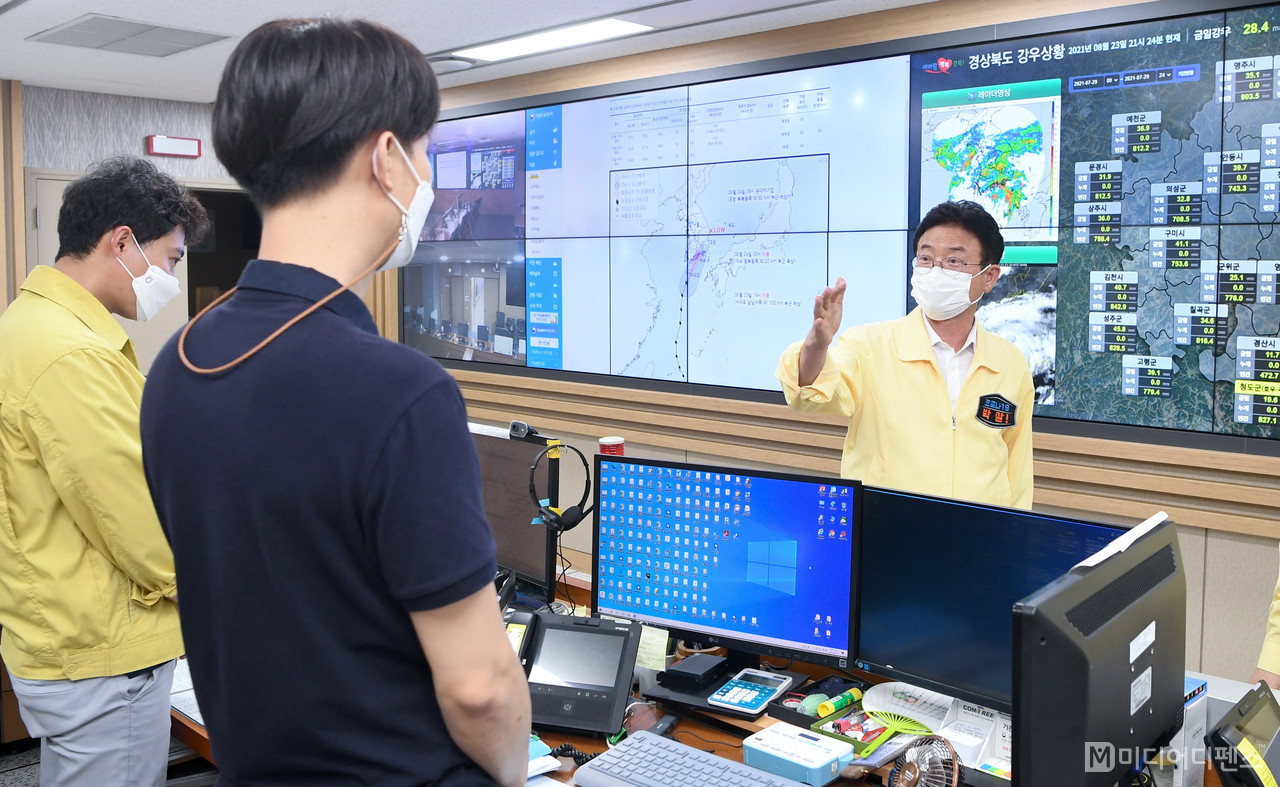 경북도 재난안전상황실을 방문한 이철우지사가  태풍'오마이스' 상황을 점검하고 있다.
