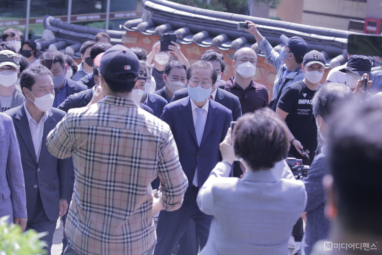 홍준표 국민의힘 대통령 예비후보가 12일 11시, 경북 구미 박정희대통령 생가를 방문했다.