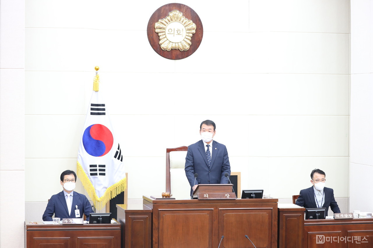김재상 구미시의회 의장이 제252회 임시회 제2차 본회의 개회를 선언하고 있다.
