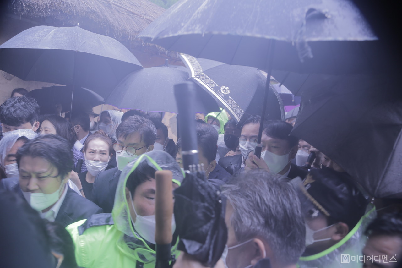 윤석열 전, 검찰총장이 경찰들의 통제속에 구미 박정희대통령 생가에 들어오고 있다.