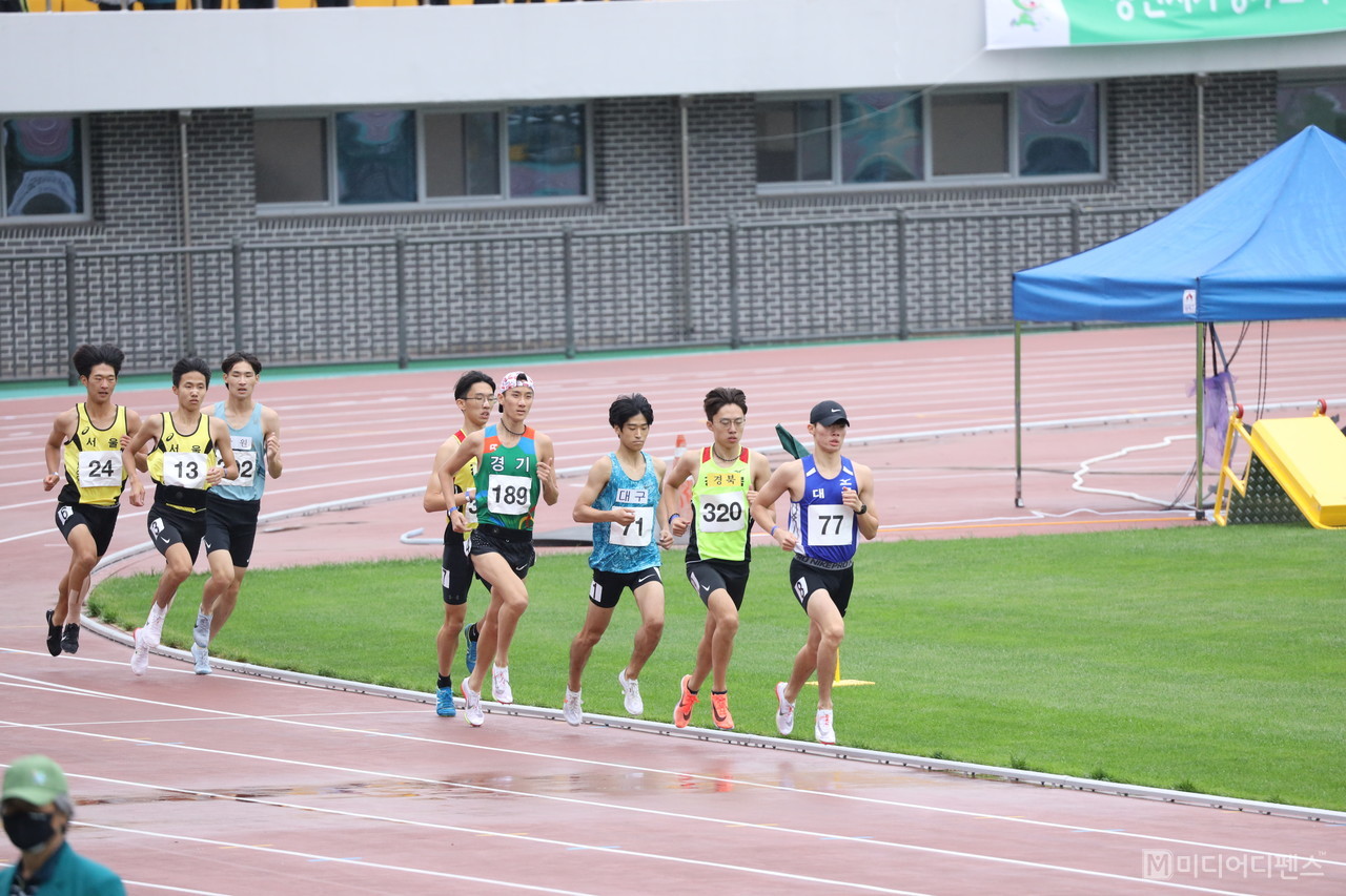 제102회 전국체전 육상 1500m 결승에서 선수들이 마지막 바퀴를 남겨두고 있다.