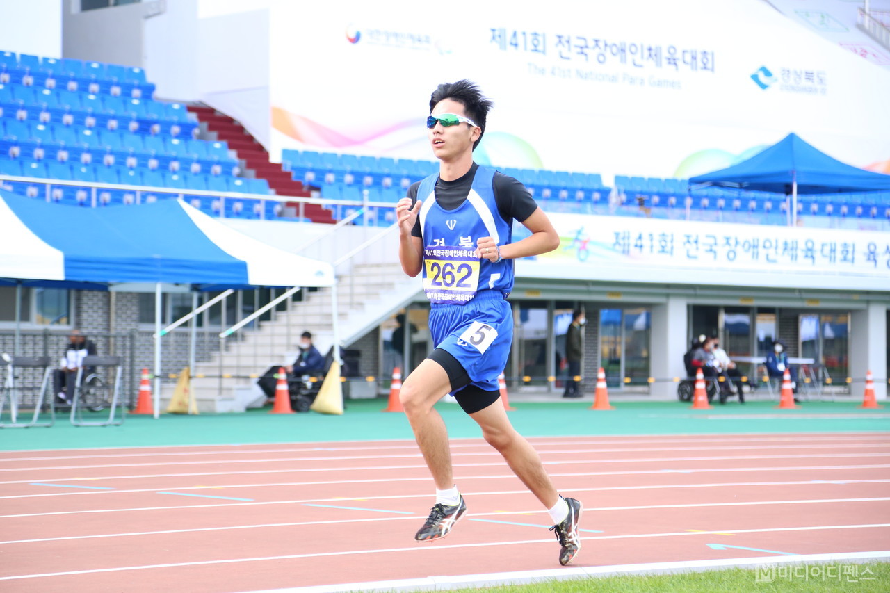 임준범 선수가 남자 5,000m T13(선수부)에 출전해 1위로 결승선을 통과하고 있다.