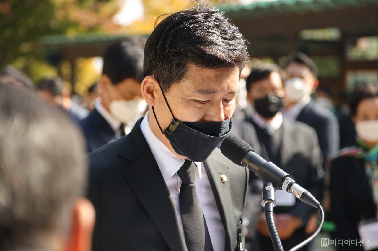 제42주기 박정희대통령 추도식에 참석한 구자근 국회의원이 추도사를 낭독하고 있다.