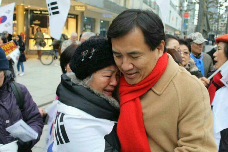 한 시민이 김진태의원을 부여잡고 눈물을 흘리고 있다.