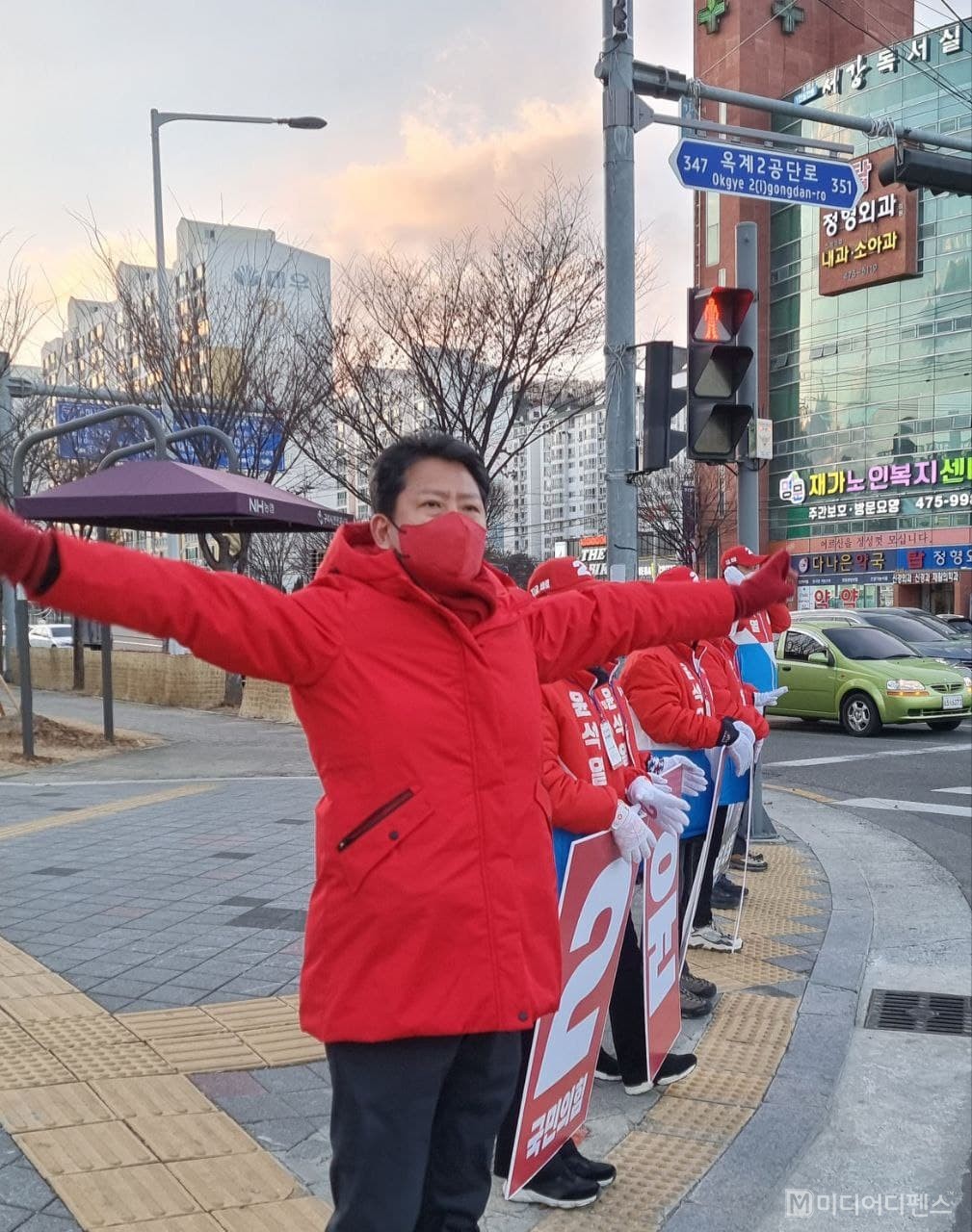 김장호 윤석열 대선후보 선대위 구미시위원장이 옥계사거리에서 지지인사를 하고있다.