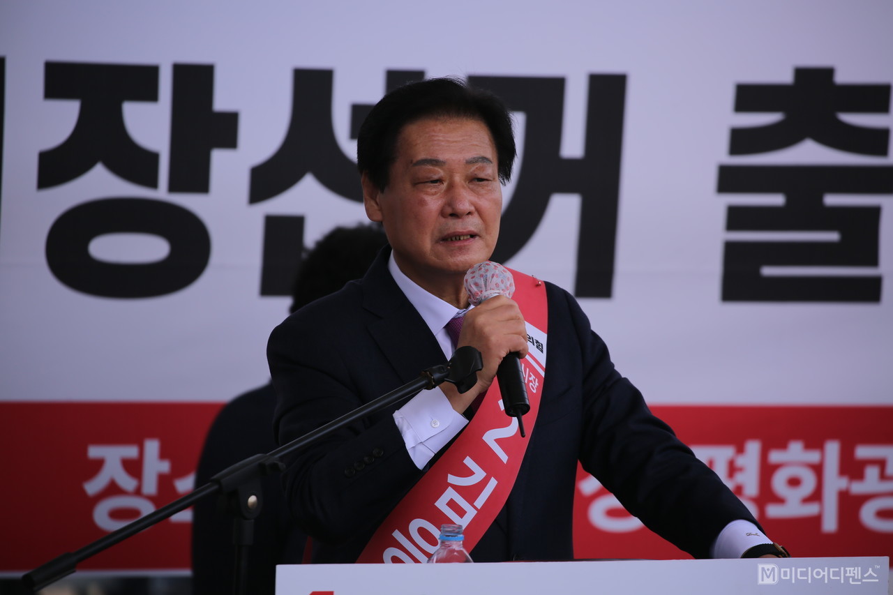 김응규 전 김천시장 예비후보가 김천시 평화시장 앞에서 지지자들과 함께 출마선언을 하고 20만 김천시대를 열겠다 선언했다.