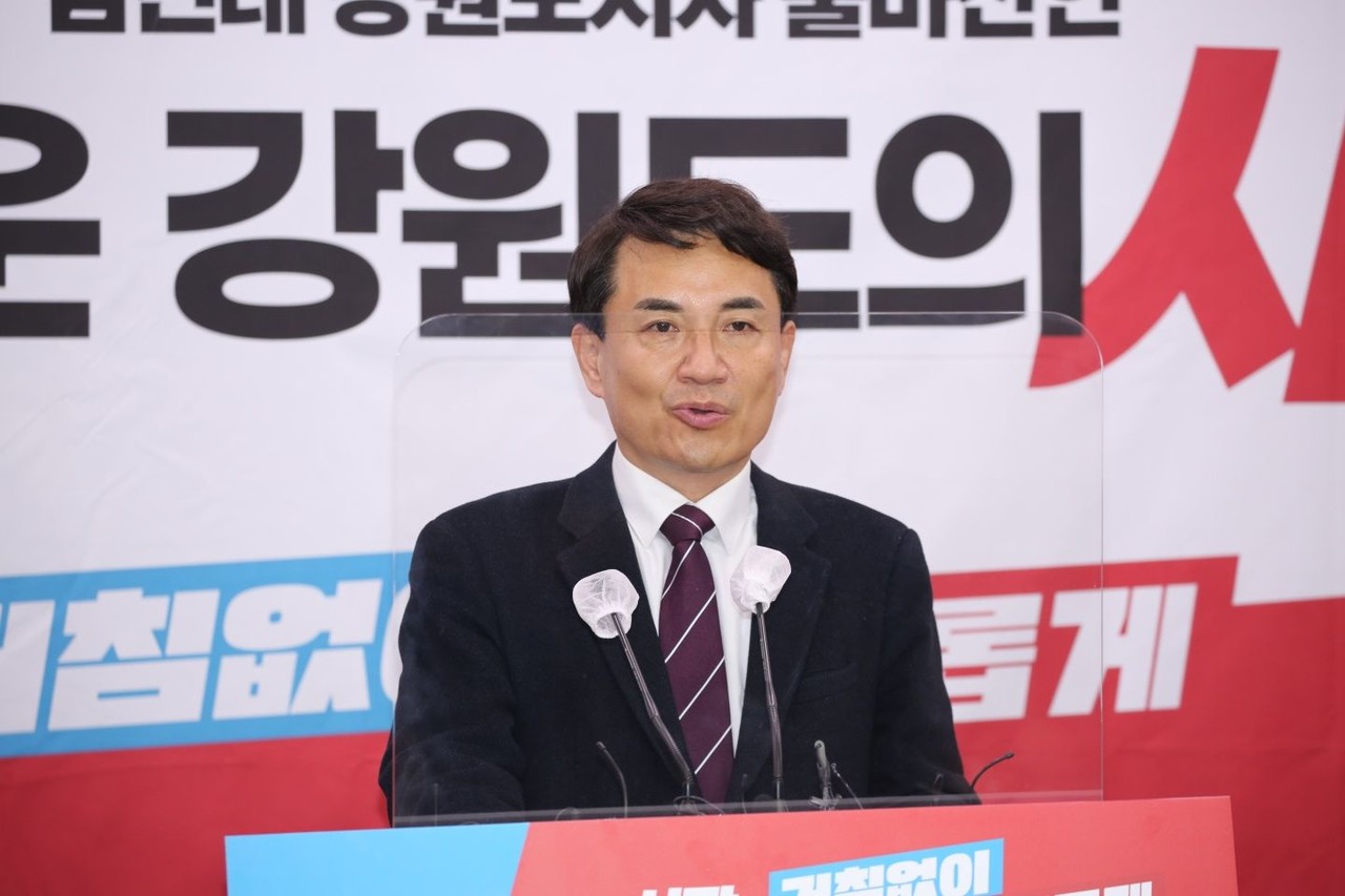 김진태 전의원이 23일 10시 강원도청 브리핑룸에서 강원도지사 출마를 선언하고 출마기자 회견을 갖고있다.