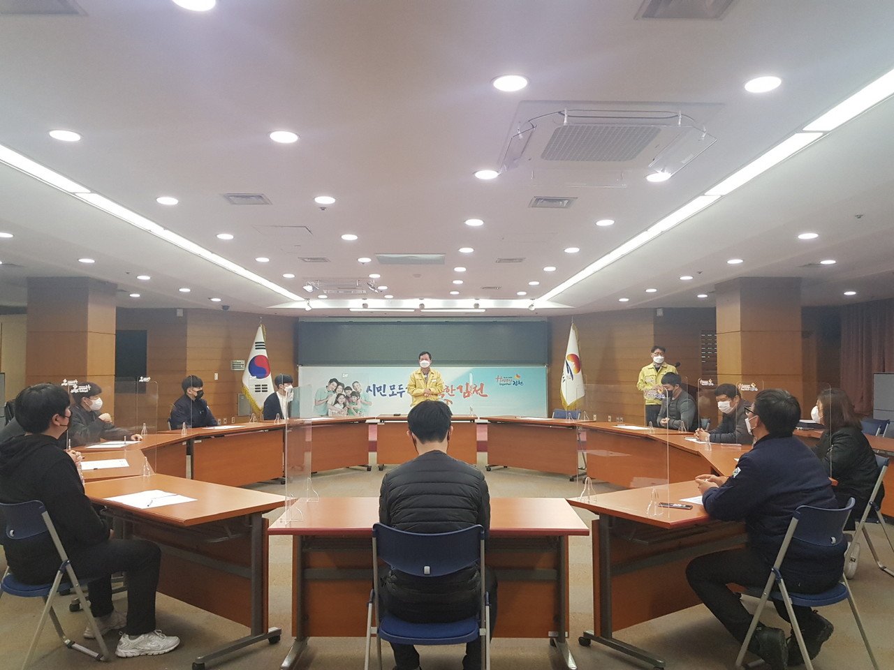 김천시(시장 김충섭)는 23일 시청 회의실에서 『중소기업 청년근로자 3ㆍ6ㆍ9 미래희망 지원사업』 선정대상자들과 지원 협약을 체결했다.