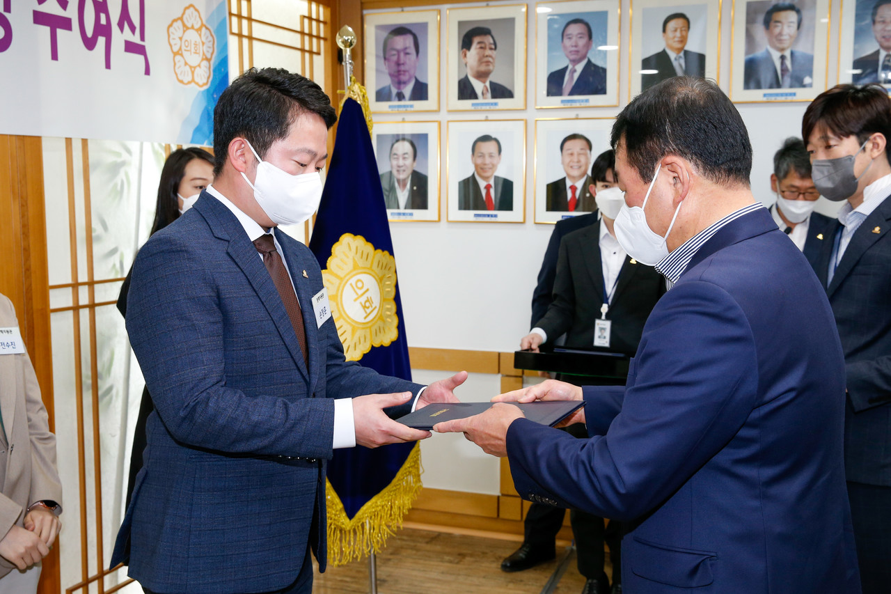 김재상 구미시의회 의장이 임용장을 수여 하고있다.