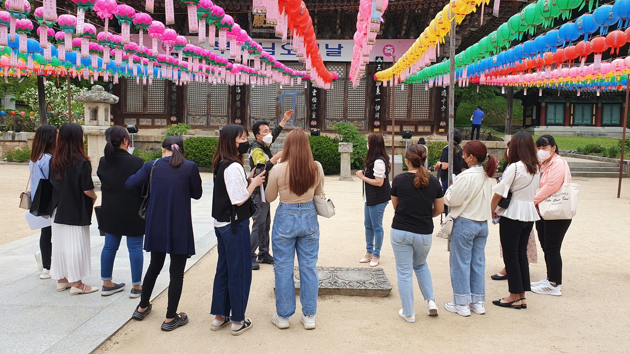 김천시평생교육원에서는 2022년 신규사업으로 김천에 거주하는 결혼이민자들을 대상으로 「김천의 재발견, 찾아가는 역사탐방」을 운영하고 있다.