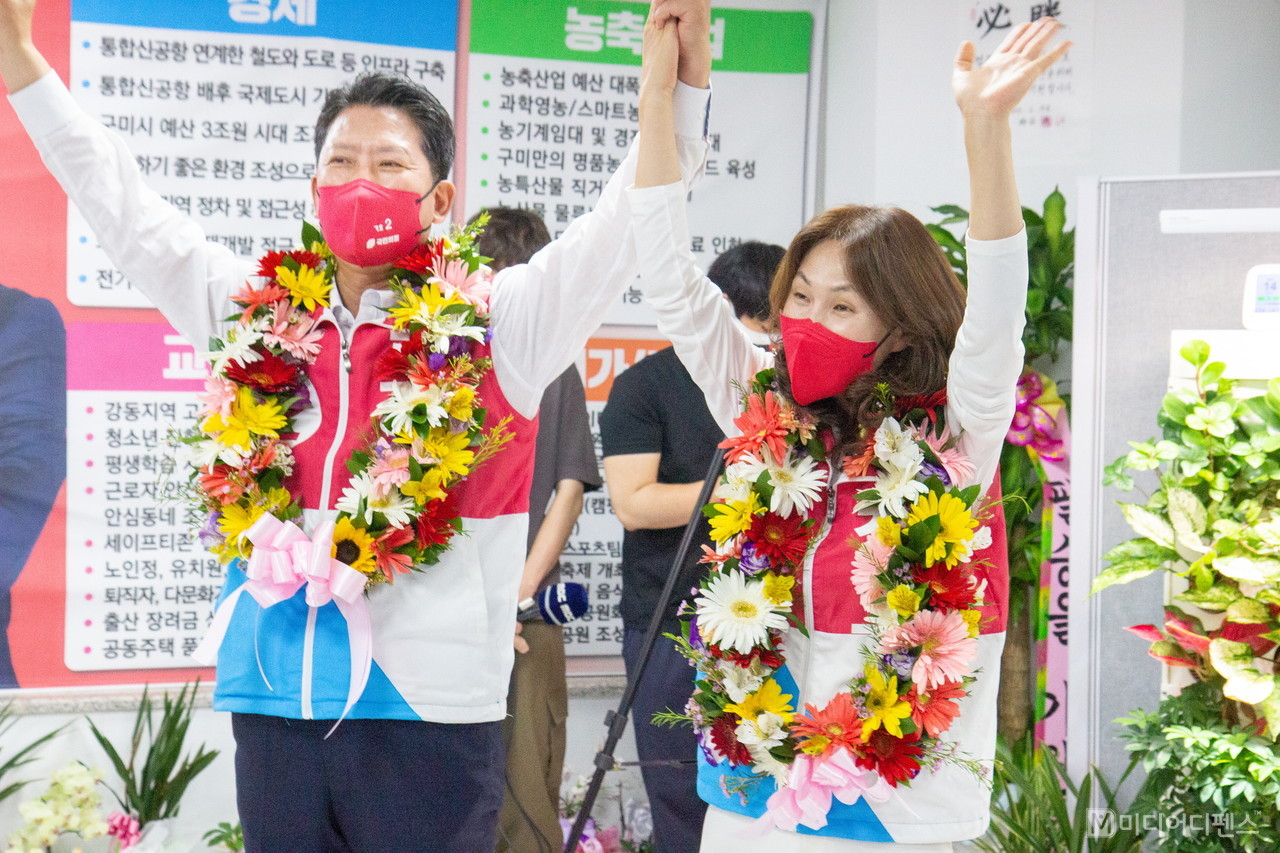 김장호 구미시장 당선자가 지지자들로부터 당선 축화 꽃다발을 받고있다.