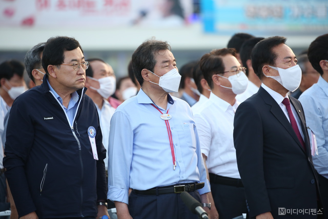 개회식에 참석한 김충섭 김천시장이 대회기 계양식을 바라보고있다.