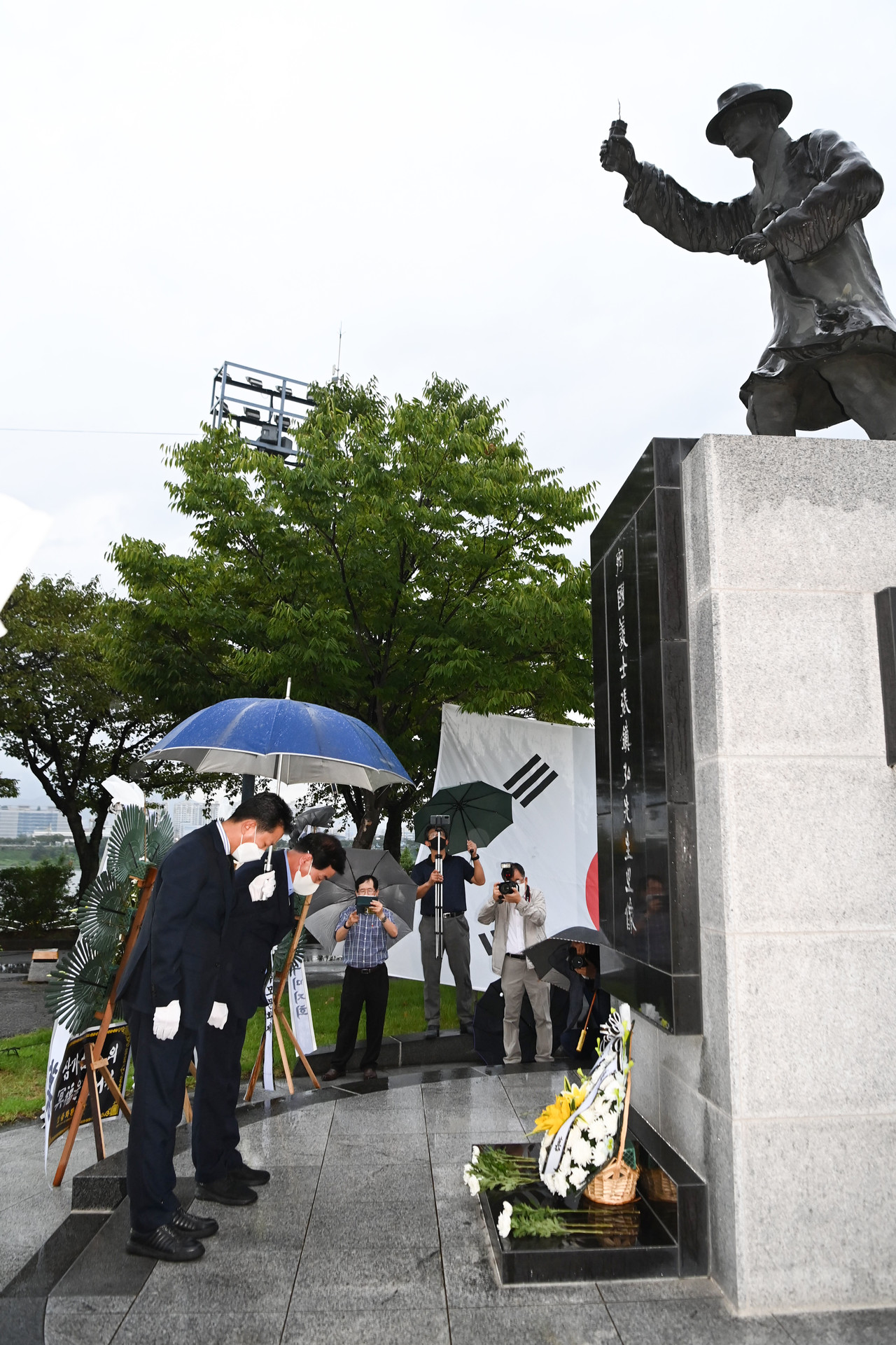장진홍 선생 92주기 추모식에 참석한 김장호 구미시장과 안주찬 구미시의회의장이  헌화를 하고 있다.
