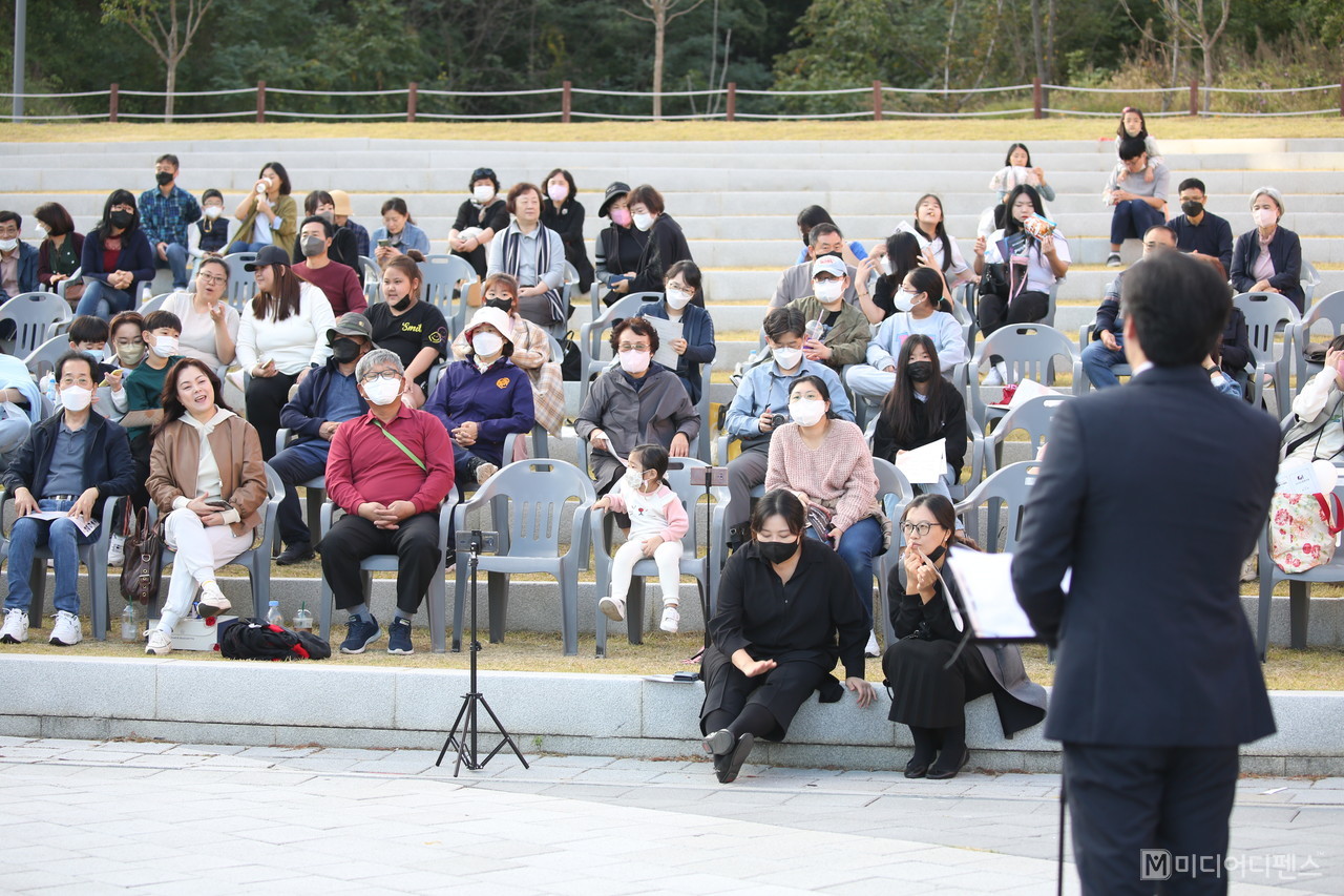 새마을운동테마공원 야외공연장에 클래식 연주회가 열렸다.