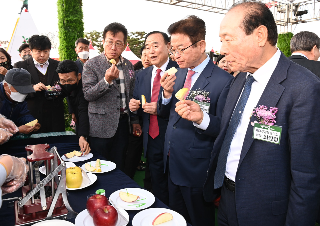 경북사과 홍보행사에 참석한 이철우 지사가 시식용 사과를 시식하고있다.