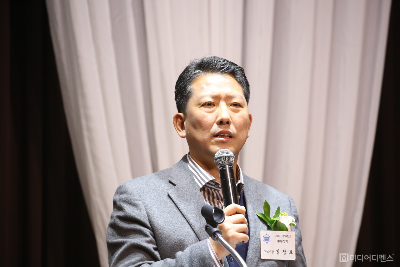 김장호 구미시장이 3일 오텔금오산에서 열린 "2022 구미고 총동, 회장, 이·취임식 및 송년의 밤" 행사에 참석해 축사를 하고있다.