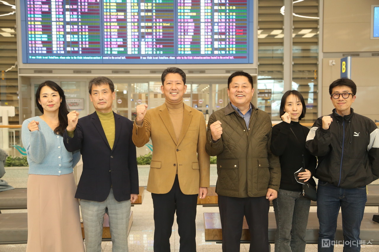 15일, 인천국제공항을 통해 입국한 김장호 구미시장과 아시아육상경기대회 구미시 유치단이 환영인사를 하고있다.