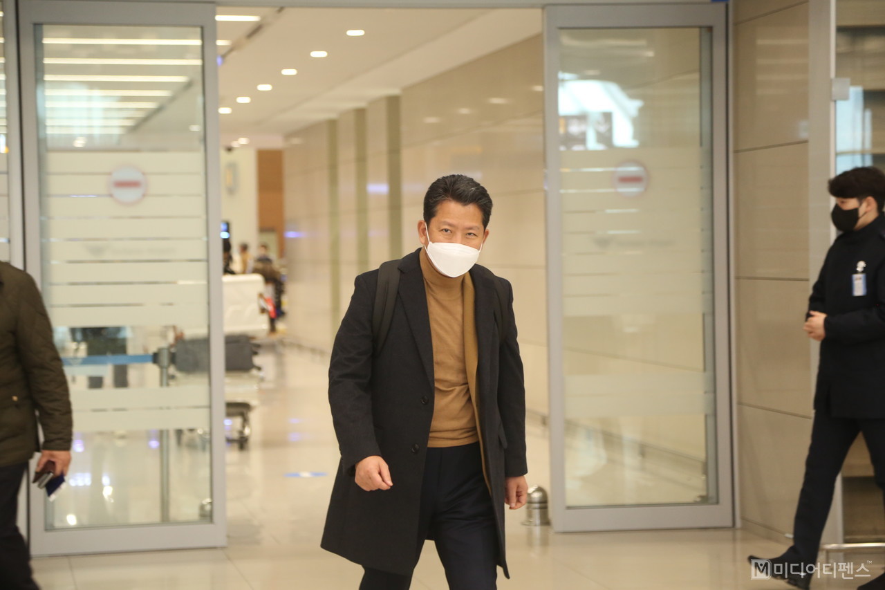 15일, 인천국제공항 입국장에 들ㅇ어서는 김장호 구미시장이 마중 나온 관계자들에게 인사를 하고있다.