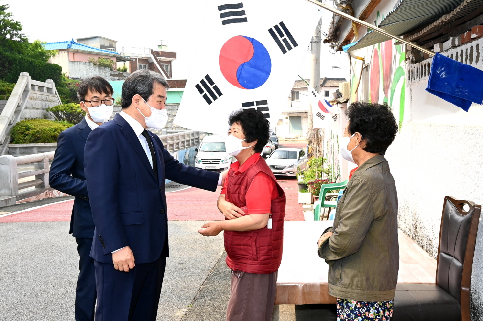 김충섭 김천시장이 보훈 가족을 만나 환담하고 있다.