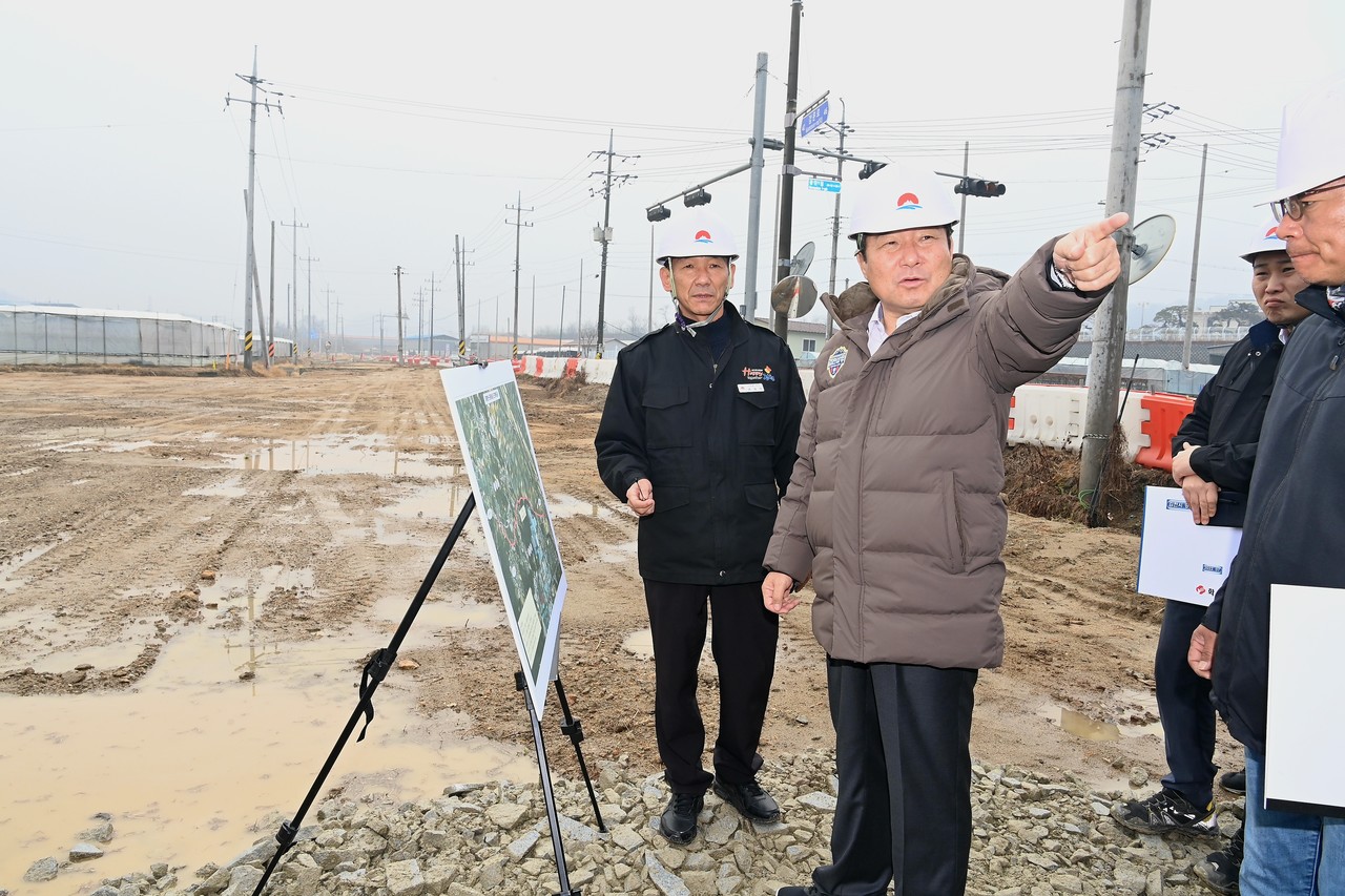 김충섭 김천시장이 계묘년 새해 주요 사업현장을 방문하고 점검하고 있다.