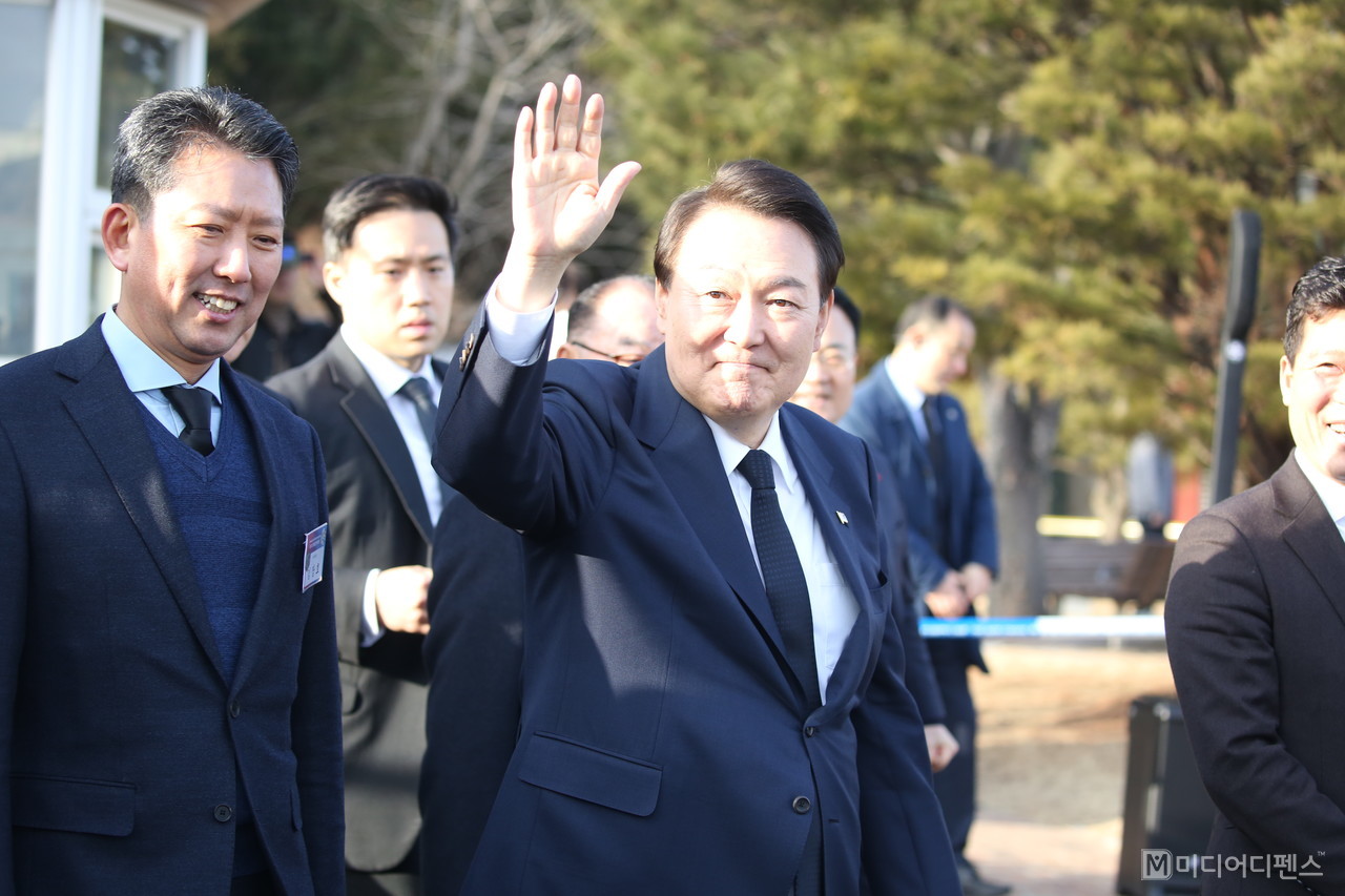 윤석열대통령이 박정희대통령 생가 방문후 지지자들에게 인사를 하고있다.