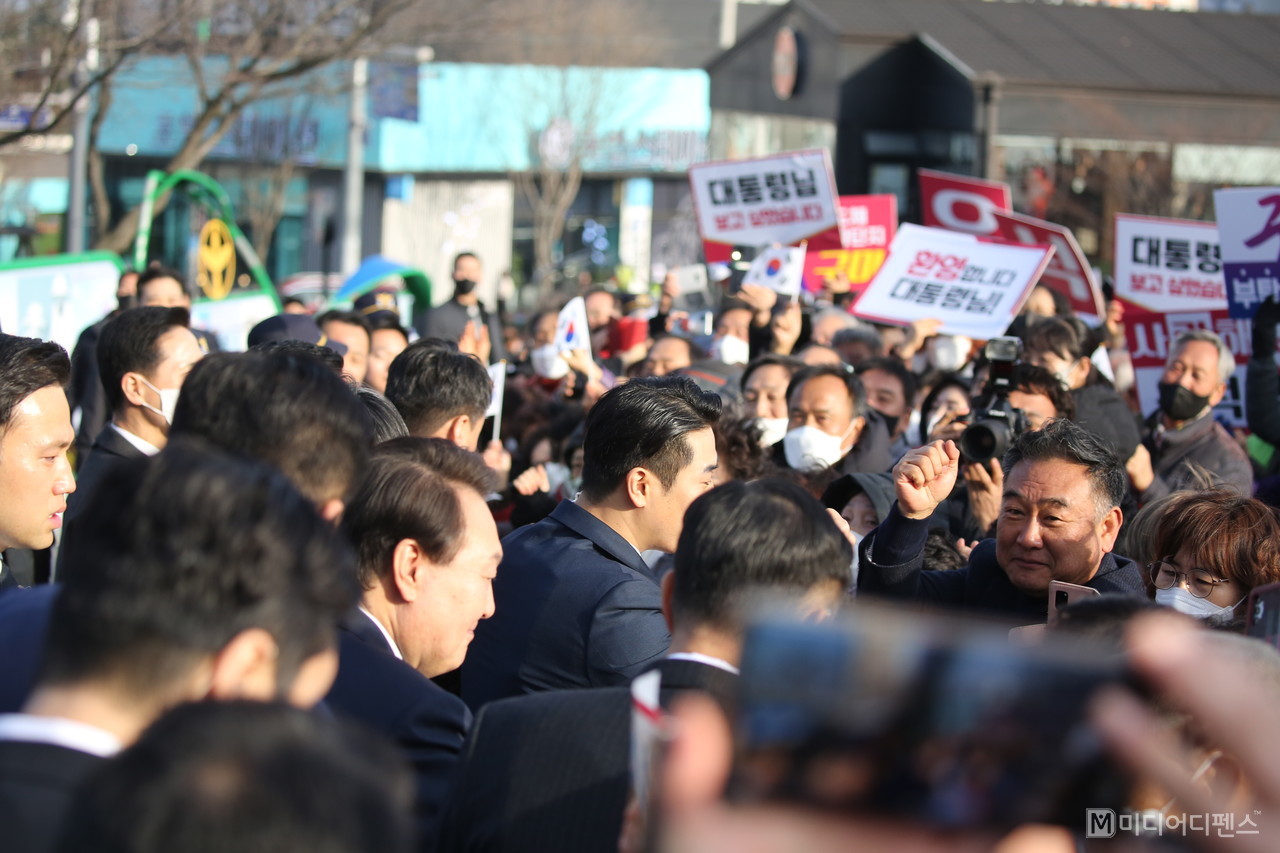 윤석열대통령이 박정희대통령 생가 방문후 지지자들에게 인사를 하고있다.