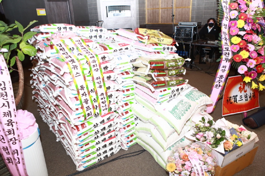 김천복지재단(이사장 김충섭)은 지난 9일, 최한동 민선2대 체육회장 이‧취임식에 기부된 쌀을 후원받았다고 밝혔다.