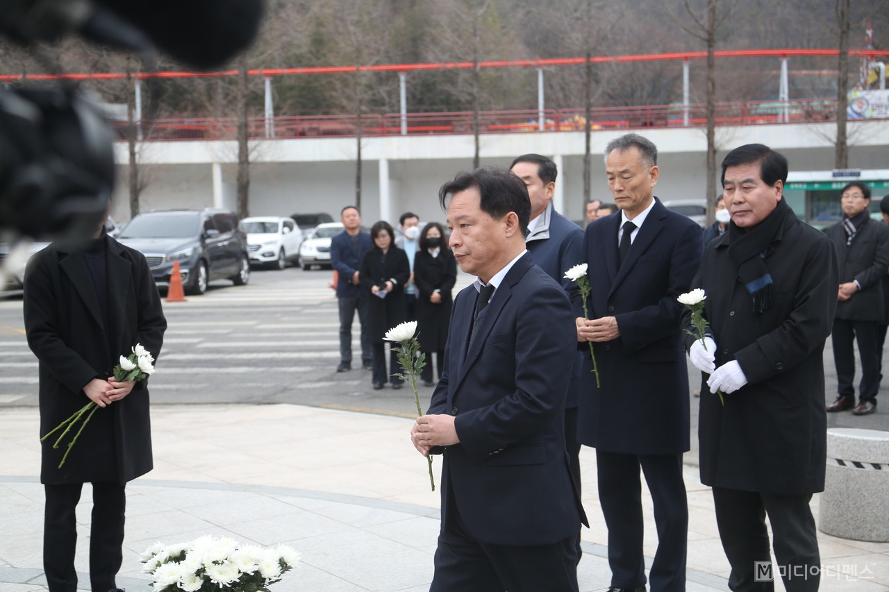 김호섭 부시장이 박희광 선생 추모식에 참석해 헌화 하고있다.