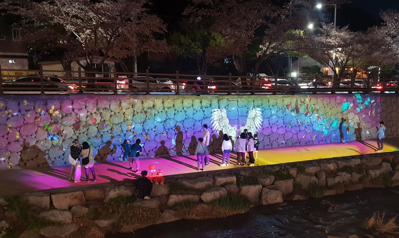 「2023 청춘, 금오천 벚꽃페스티벌」 금오천길에 야간 조명을 설치해 시민들에게 볼거리를 제공했다.