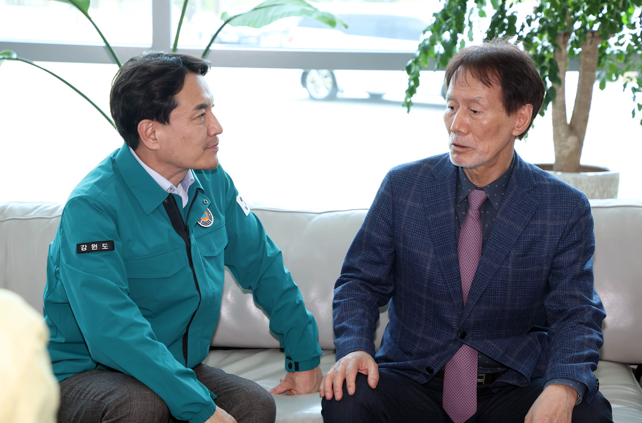 김진태 강원지사와 유민봉 사무총장이 만나 특별자치도 공동결의문에 협조를 약속했다.