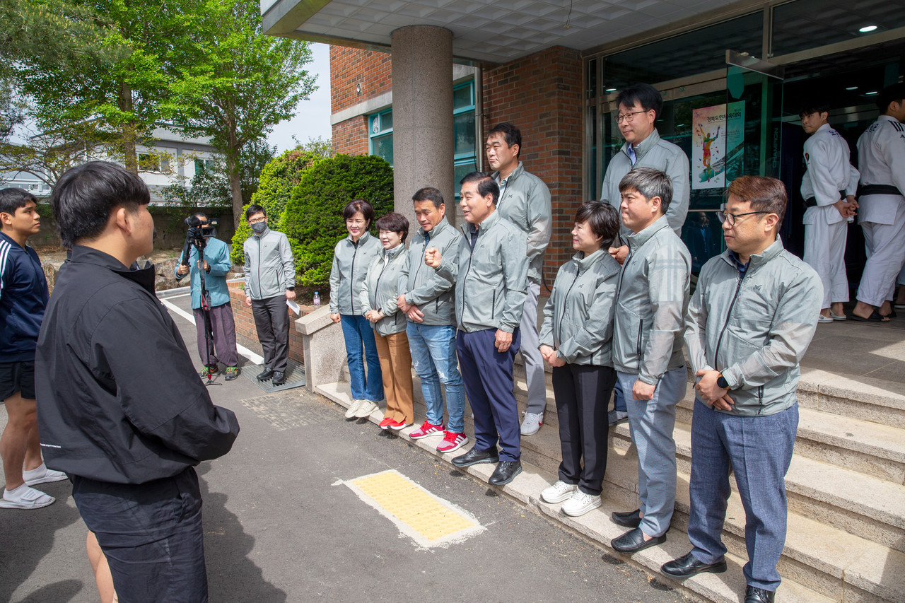 구미시의회가 제61회 도민체전에 참가중인 구미시 선수단을 위로 격려 방문하고 면담을 가졌다.