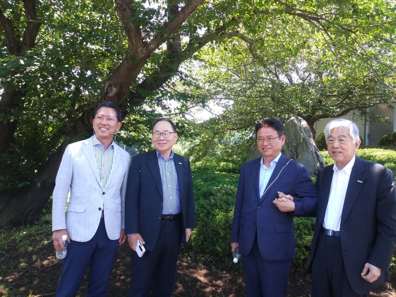 이철우지사와 김장호 구미시장이 일본 도레이 본사를 방문하고 국내법인의 지속적인 성장방안을 논의 했다고 밝혔다.
