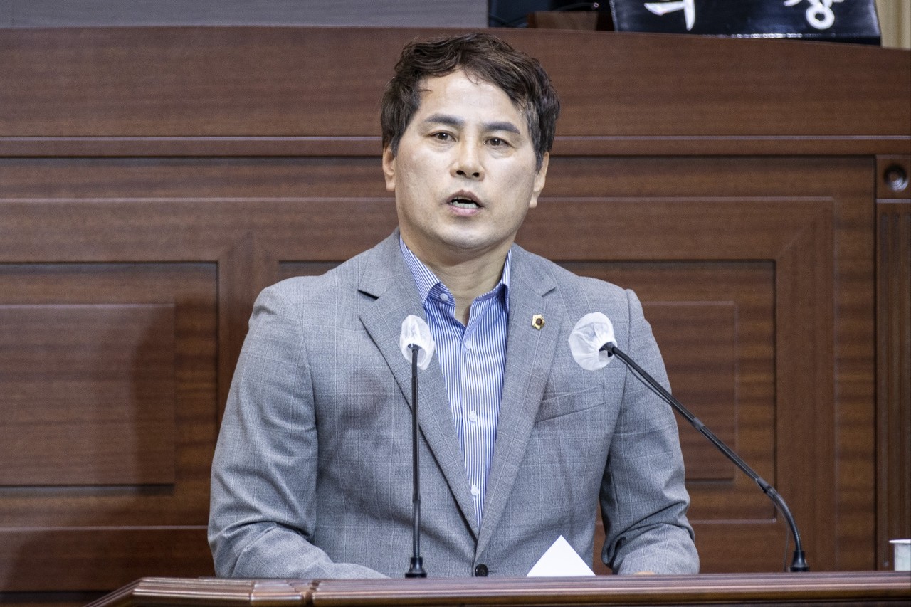 윤동호 경상북도의회 의원이 제340회 도정질문을 통해 경북교육청에 대한 해법제시를 하며 대안마련을 촉구했다.