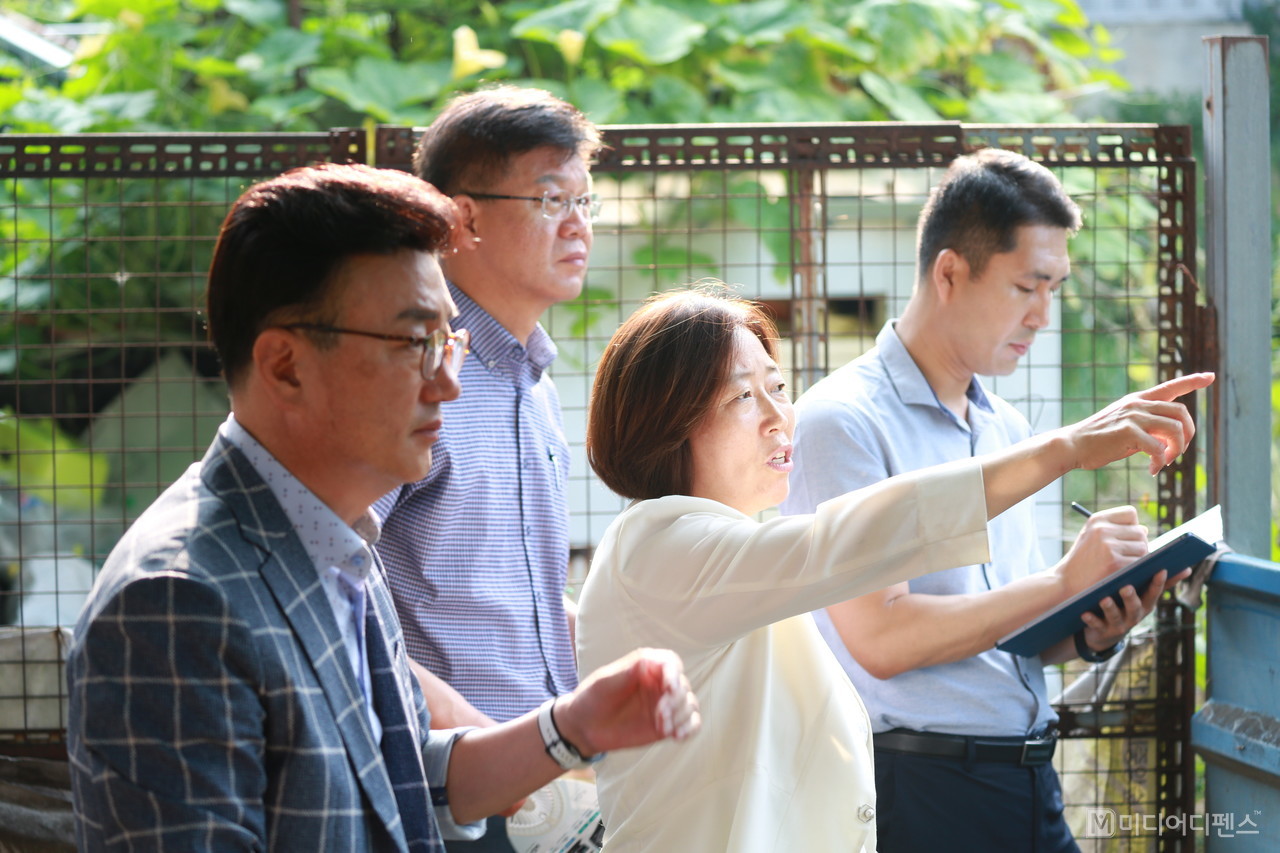 김춘남의원이 사곡역 주변의 농경지를 매입해 사곡역 개통으로 부족한 주차시설을 확보해야 한다며 지역민원 해결에 나섰다.