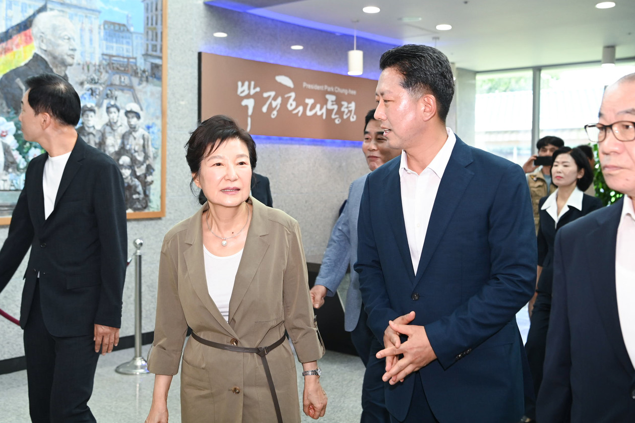 박근혜 전대통령이 15일 구미생가를 방문하고 민족중흥관과 역사자료관을 관람했다.