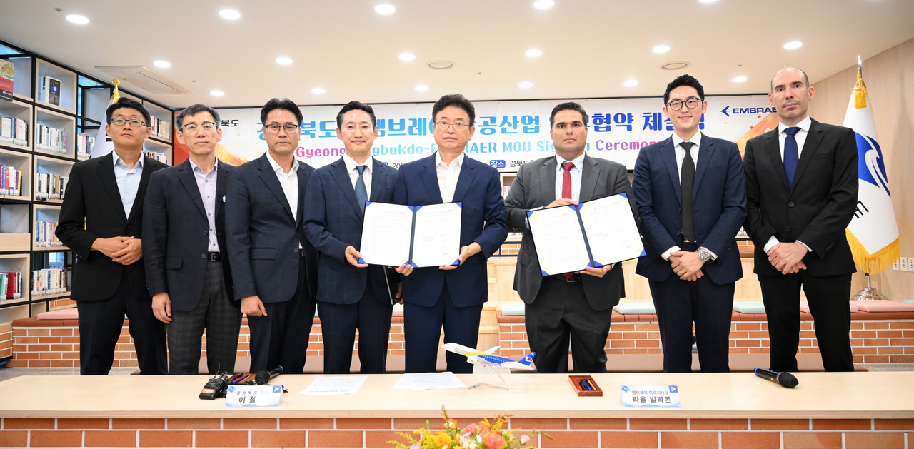 경북도가 세계 최대 중소형 항공기(Reginal Jet) 제작사인 엠브레어(Embraer)社와 16일 경북 항공산업 발전을 위한 업무협약을 체결했다.