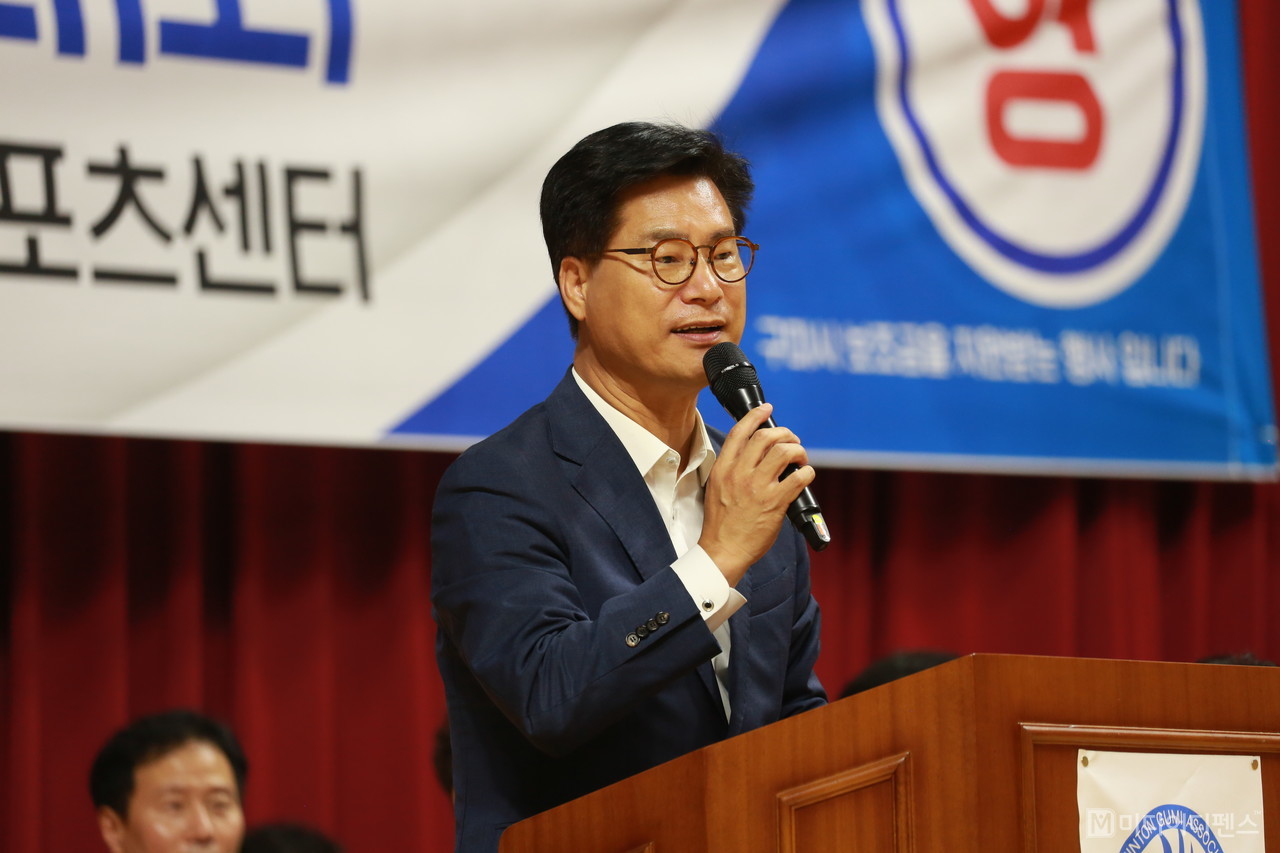 김영식 국회의원이 제18회구미시장배 배드민턴 대회에서 축사를 하고있다.