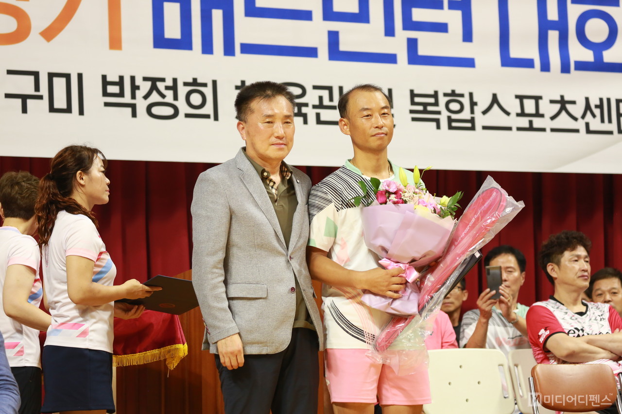 윤상훈 구미시체육회장 상을 수상한 임홍식 형민배드민턴 클럽 회원