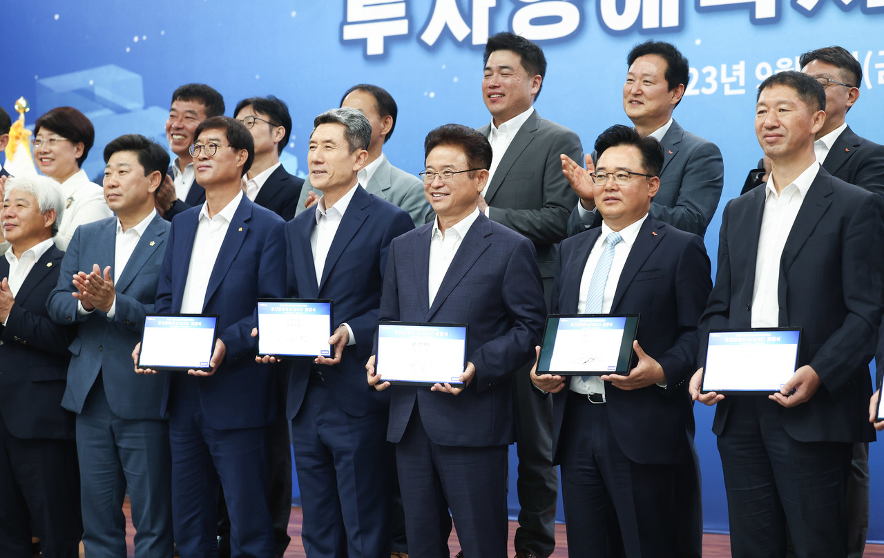 산업자원부,경상북도등 관련 8개기관이 참여하는  글로벌 데이터 센터 캠퍼스조성 MOU가 8일 경북도청에서 열렸다.