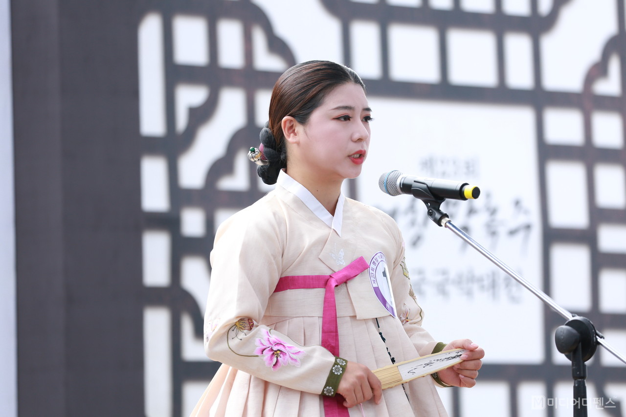 제23회 명창 박록주 전국국악대전-고아라씨가 ‘심청가 中 주과포혜’를 부르고 있다.