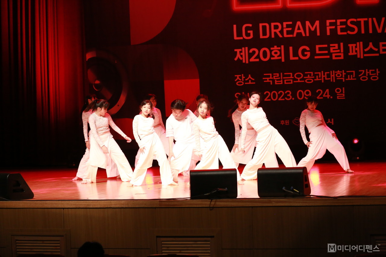 24일 구미 금오공대에서 열린 제20회 LG드림페스티벌 본선경연이 열리며 결선진출 6개팀이 결정되었다.-댄스 라이트 포스-