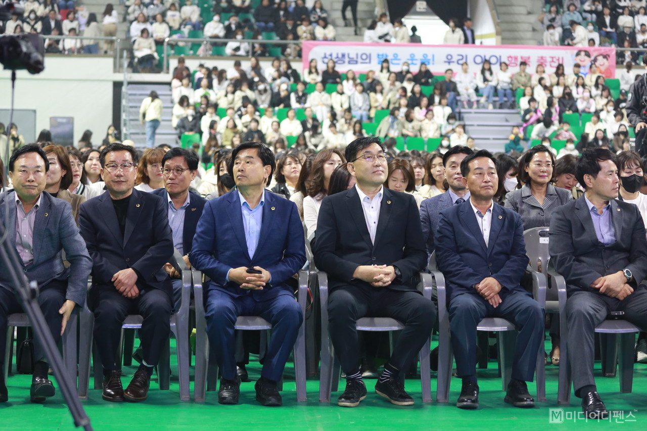 ‘2023 경북 보육인 한마음대회’가 21일, '아동친화도시' 경북구미 박정희체육관에서 4천여명의 보육인이 참가한 가운데 열렸다.