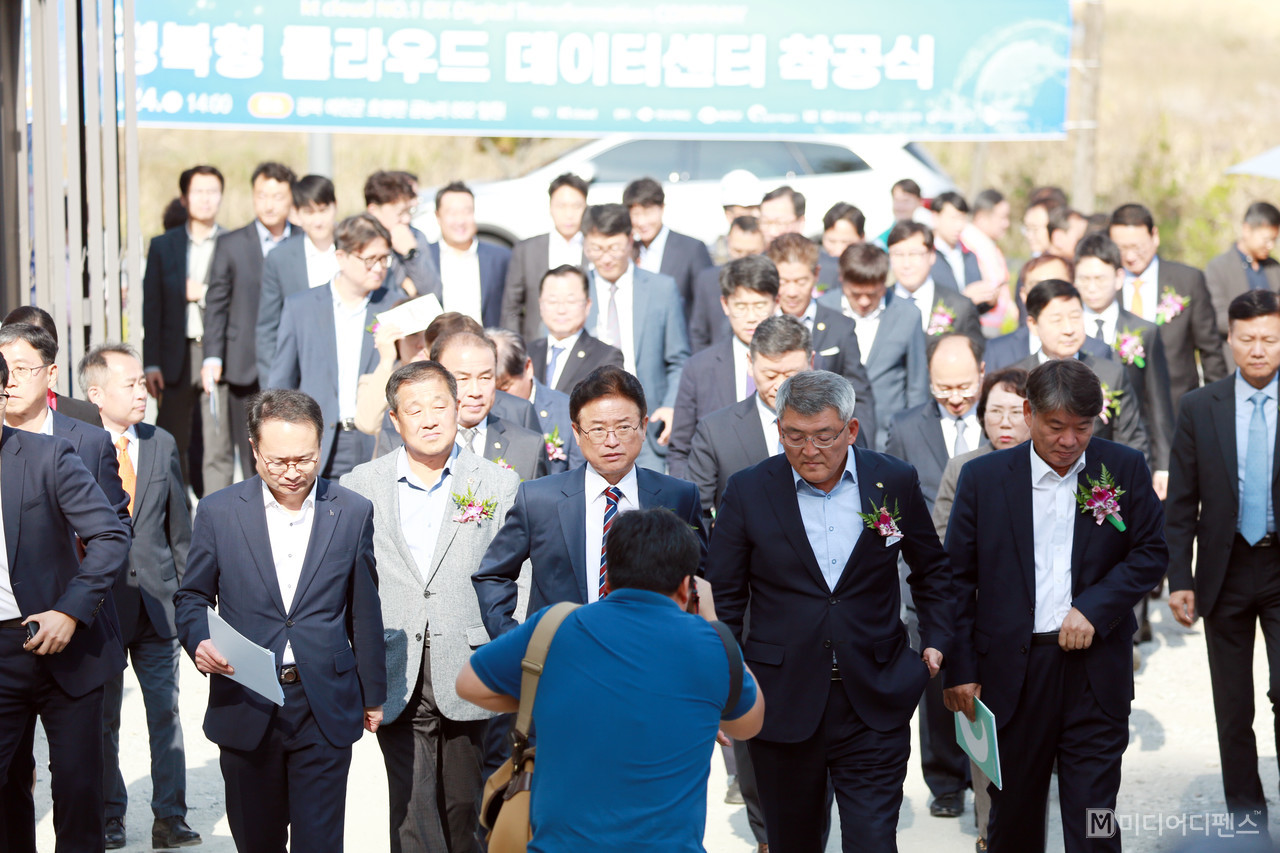 kt클라우드가 24일 경북 예천에서 이철우지사, 윤동식 kt cloud 대표이사등 200여명이 참석한 가운데 경북형 클라우드 데이터센터 착공식을 열었다.